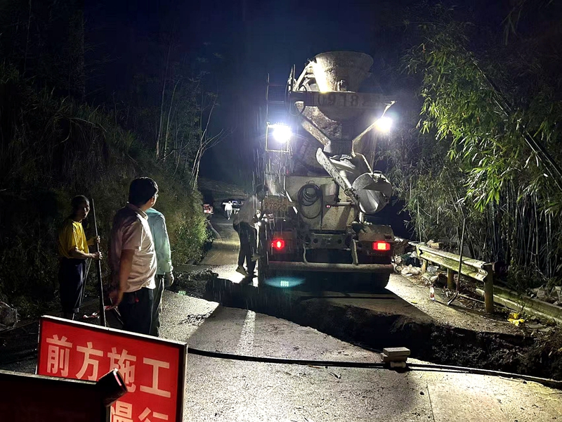 長(zhǎng)寧項(xiàng)目部：挑燈夜戰(zhàn)  力保春耕生產(chǎn) (1).jpg